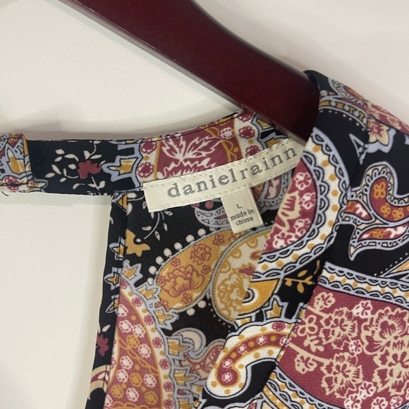 Daniel Rainn v neck multicolor pattern blouse. - Picture 2 of 9